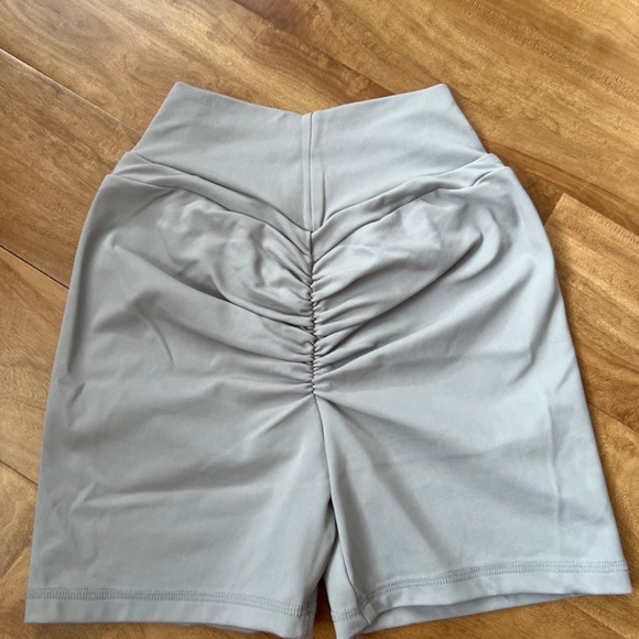 CLS seamless front scrunch shorts - Picture 2 of 3